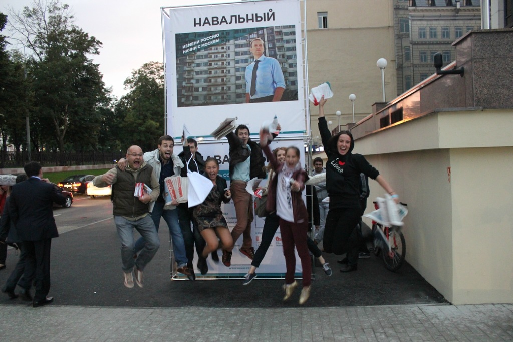 Участники агитационного куба кампании Алексея Навального