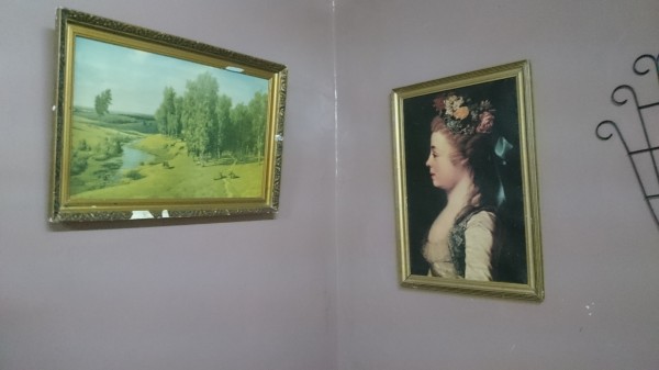 Картины в кухне дома по ул. Введенского, д. 15, корп. 3