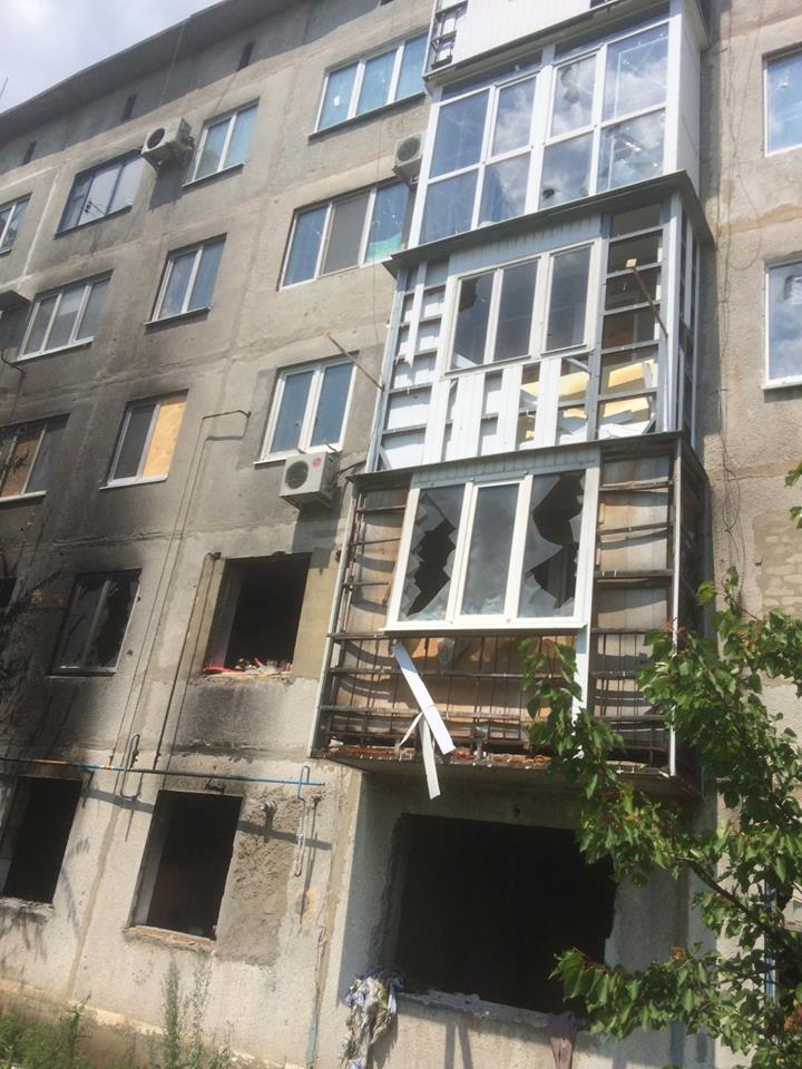 Подъезд дома в Красногоровке, разрушенный прямыми попаданиями сразу трех снарядов в июне 2016