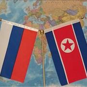 Флаги России и КНДР на фоне карты мира