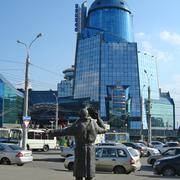 Памятник Юрию Деточкину на фоне вокзала станции Самара