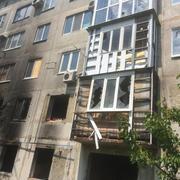 Подъезд дома в Красногоровке, разрушенный прямыми попаданиями сразу трех снарядов в июне 2016
