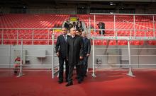 Владимир Путин (в центре) и министр спорта РФ Виталий Мутко (слева) во время посещения стадиона «Открытие Арена». Архивное фото Фото: РИА Новости