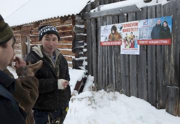 Россия. Ханты-Мансийский автономный округ. 4 декабря 2011 года. Жители округа перед досрочным голосованием на забойном пункте Тынагота оленеводческого совхоза "Саранпаульский".  ТАСС/ Константин Веремейчик